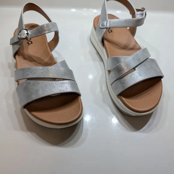Brand New Silver Women's Sandals by Diba Size 7.5M - Picture 1 of 8